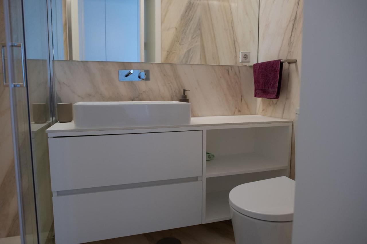Spacious Studio W/ Balcony & Ac By Lovelystay OOporto Exterior foto